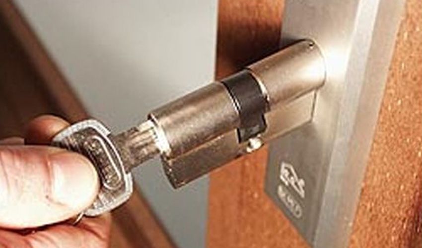 Zojuist geplaatst slot bij een woning in Middenhoven Zojuist geplaatst slot bij een woning in Middenhoven